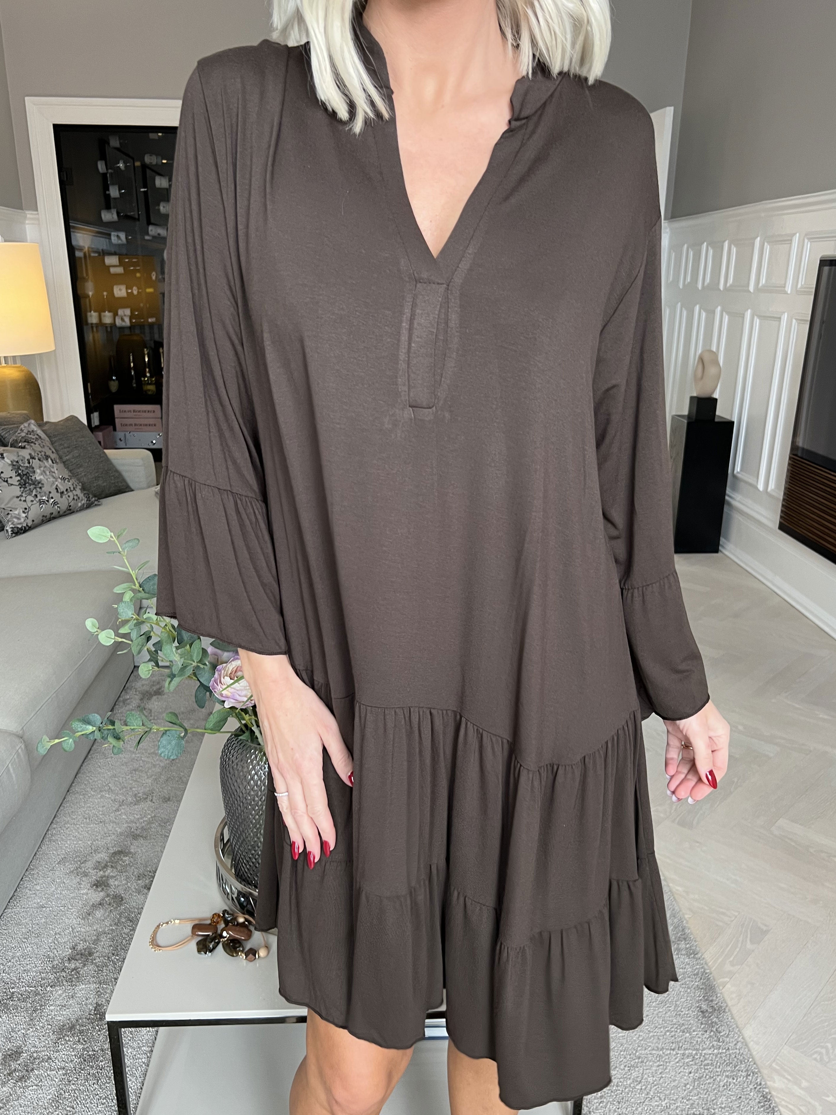 Pauline Plain - Klänning med v-ringning och liten volangkjol